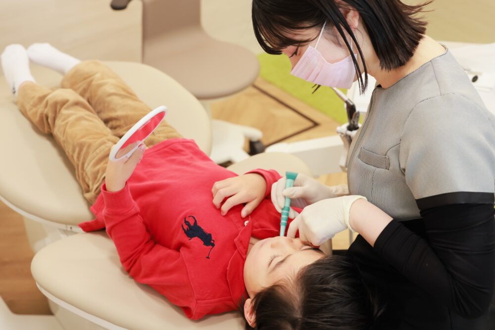 子どもの歯科検診を行うスタッフ│大府東歯科