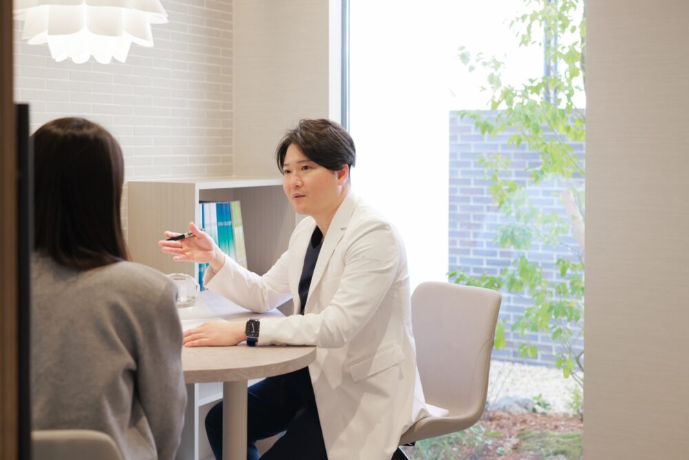 説明を行う院長│大府東歯科
